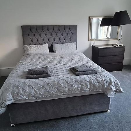 Large 4 Bed Apartment Edinburgh Exterior photo